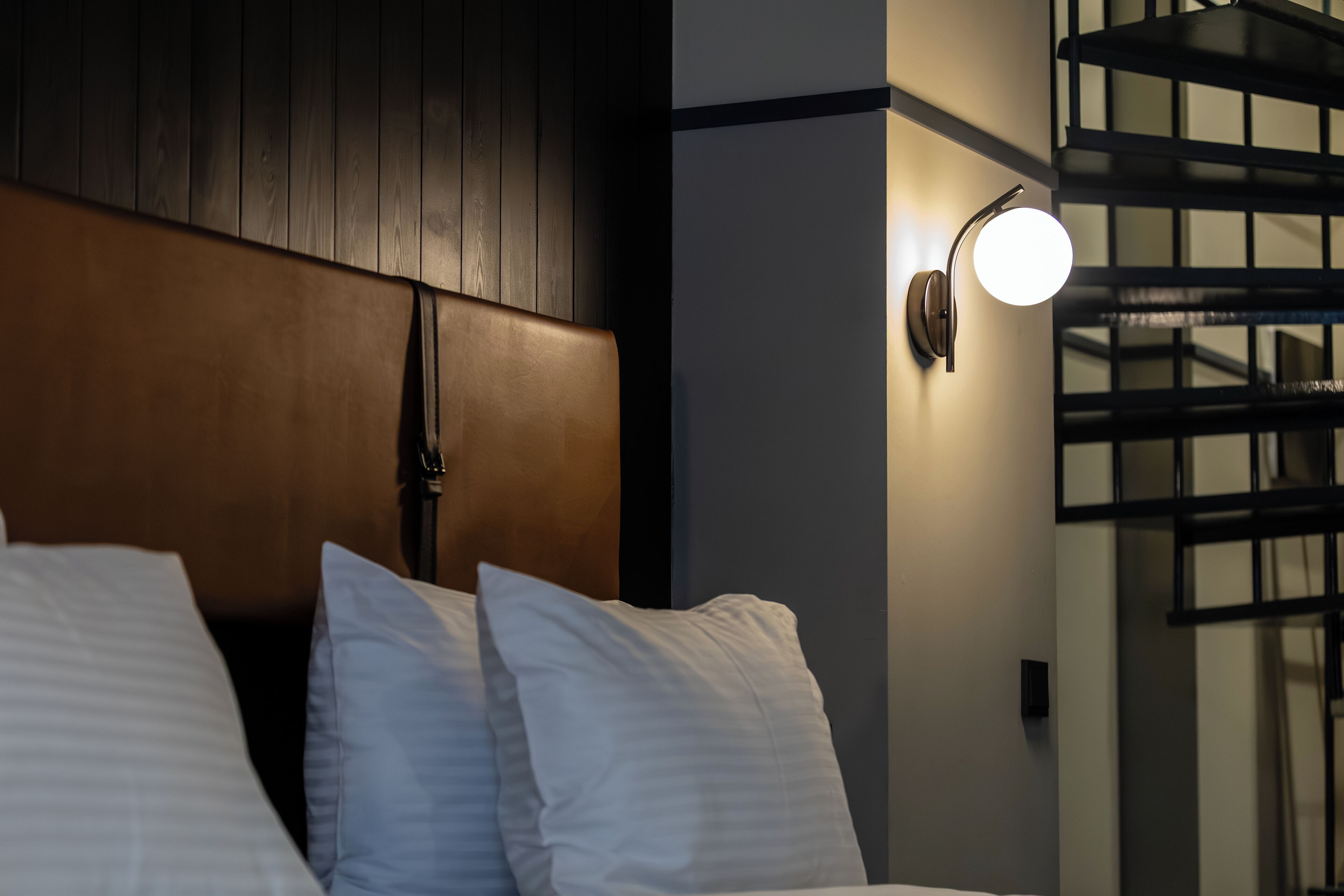 Quarto casal design | Escrivaninha, quartos à prova de som, Wi-Fi de cortesia