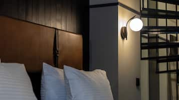 Quarto casal design | Escrivaninha, quartos à prova de som, Wi-Fi de cortesia