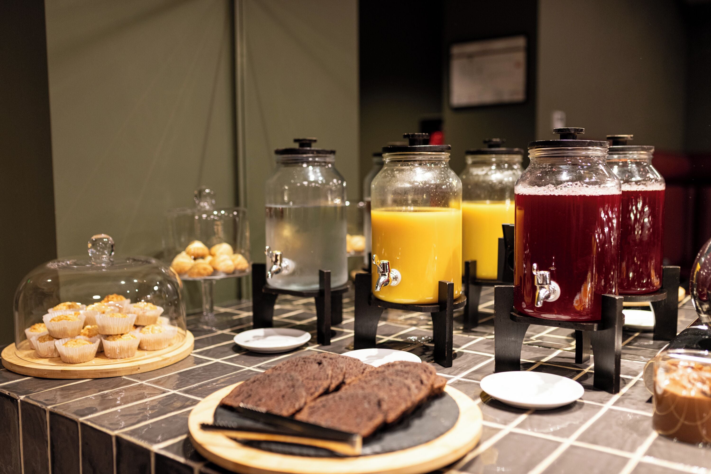 Un buffet con diversi cibi e bevande.