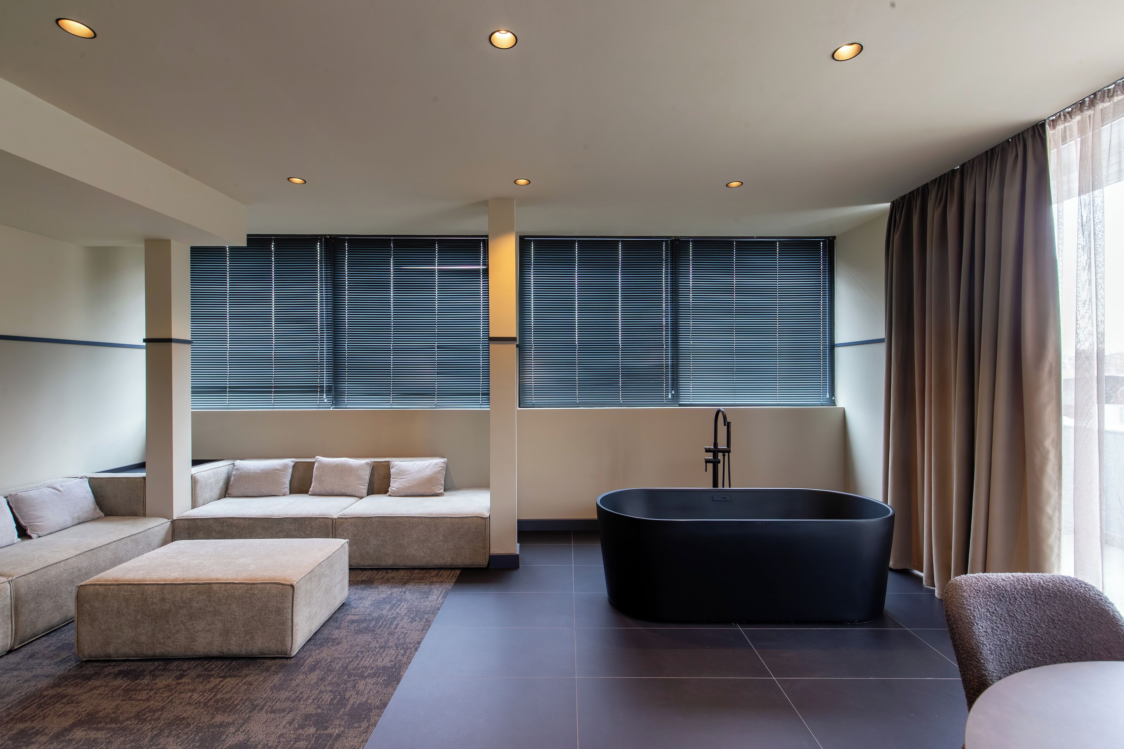 Design-dobbeltværelse | Opholdsområde | 25-centimeters fladskærms-tv med kabelkanaler