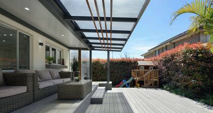 6BR House & Gym, Walk to Moorebank Train Station