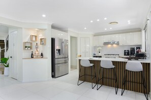 ثلاجة، ميكروويف، فرن، موقد طهي مسطح