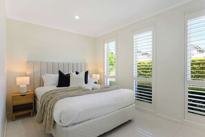 6 bedrooms, desk, iron/ironing board, WiFi