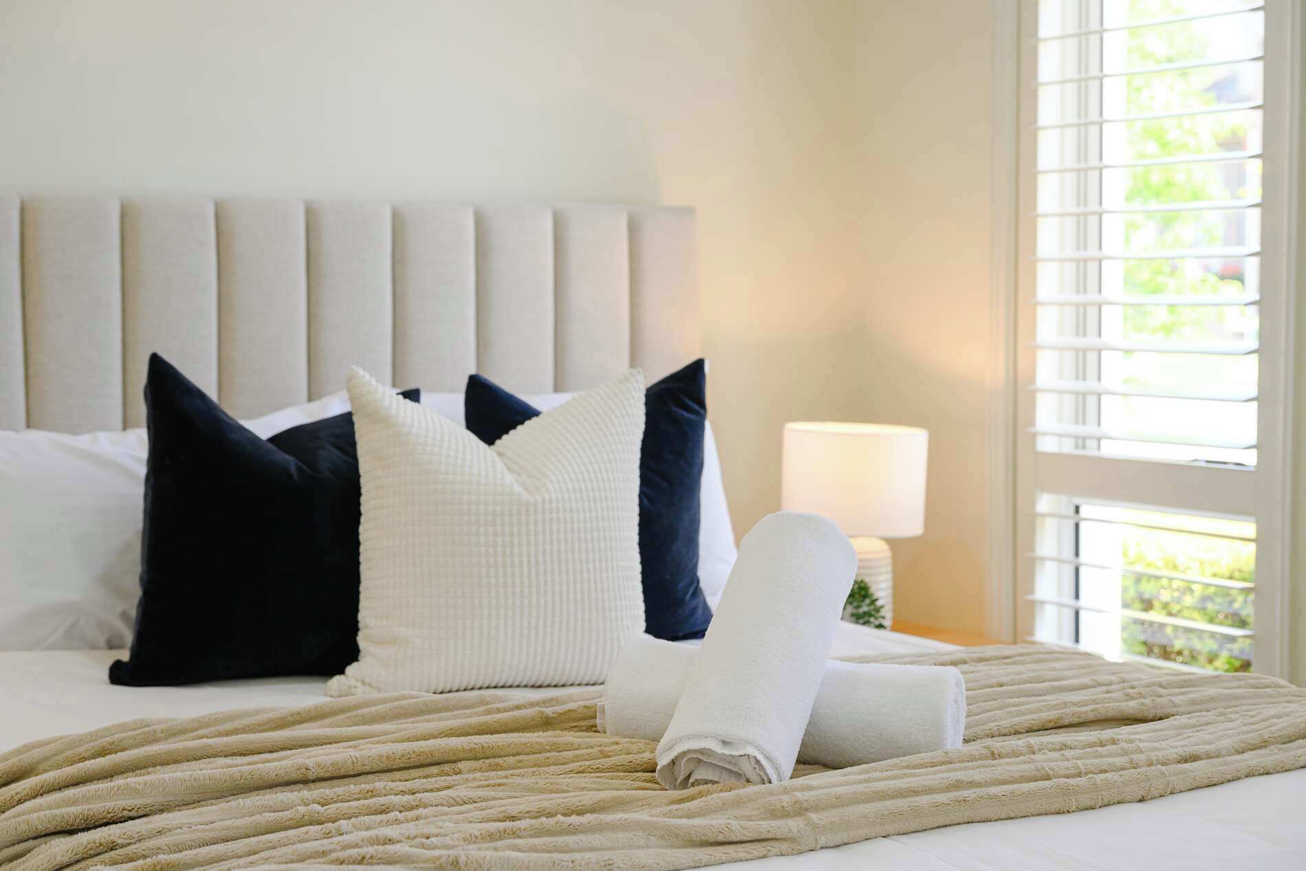 6 عدّة غرف نوم ومكتب ومكواة/لوح كي وواي فاي