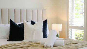 6 bedrooms, desk, iron/ironing board, WiFi