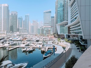 Apartment - Luxury 1BR in Dubai Marina Beside Vida Yacht Club (Dubai)