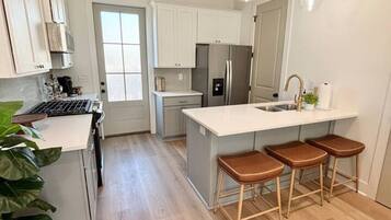 冰箱、微波炉、烤箱、炉灶