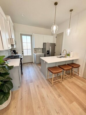 冰箱、微波炉、烤箱、炉灶