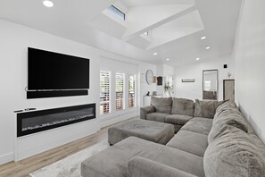 House, 4 Bedrooms | Living area | Smart TV, streaming services