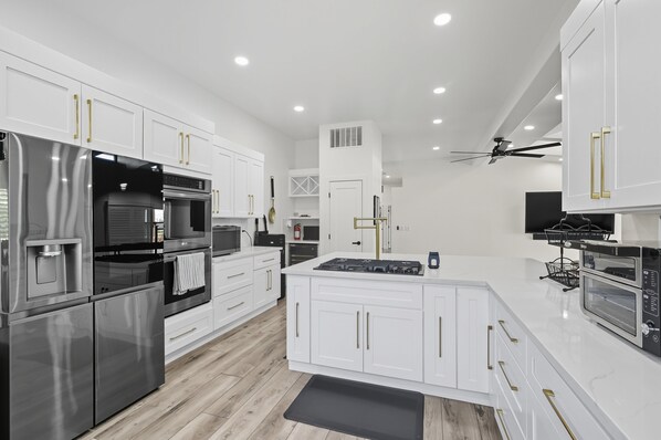 House, 4 Bedrooms | Private kitchen | Fridge, oven, coffee/tea maker, toaster
