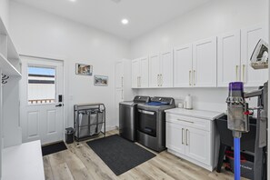House, 4 Bedrooms | Private kitchen | Fridge, oven, coffee/tea maker, toaster