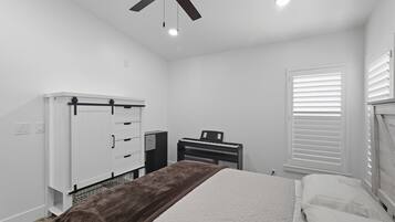 4 ุนุฏูุฉ ุบุฑู ููู
ูู
ุณุงุญุฉ ุนู
ู ูููู
ุจููุชุฑ ุงูู
ุญู
ูู ูู
ููุงุฉ/ููุญ ูู