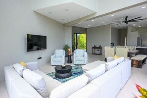 Villa, 4 habitaciones | Área de sala de estar | Smart TV