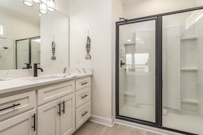 Casa, 4 habitaciones | Baño | Toallas y shampoo