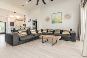 Een televisie en boeken