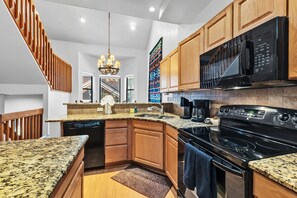 ميكروويف، موقد طهي مسطح، غسالة أطباق، ماكينة لصنع القهوة/الشاي