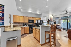 ميكروويف، موقد طهي مسطح، غسالة أطباق، ماكينة لصنع القهوة/ا�لشاي