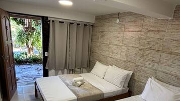 Eenvoudige driepersoonskamer | Verduisterende gordijnen, gratis wifi