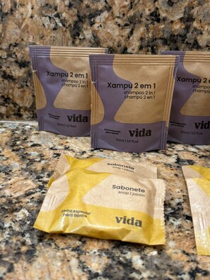 샤워 시설, 무료 세면용품, 타월, 비누