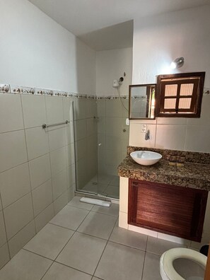 Family Room | Bathroom | Shower, free toiletries, towels, soap - Go Hotelaria (Búzios)