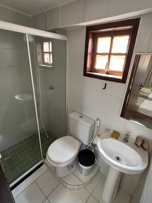 Shower, free toiletries, towels, soap - Go Hotelaria (Búzios)