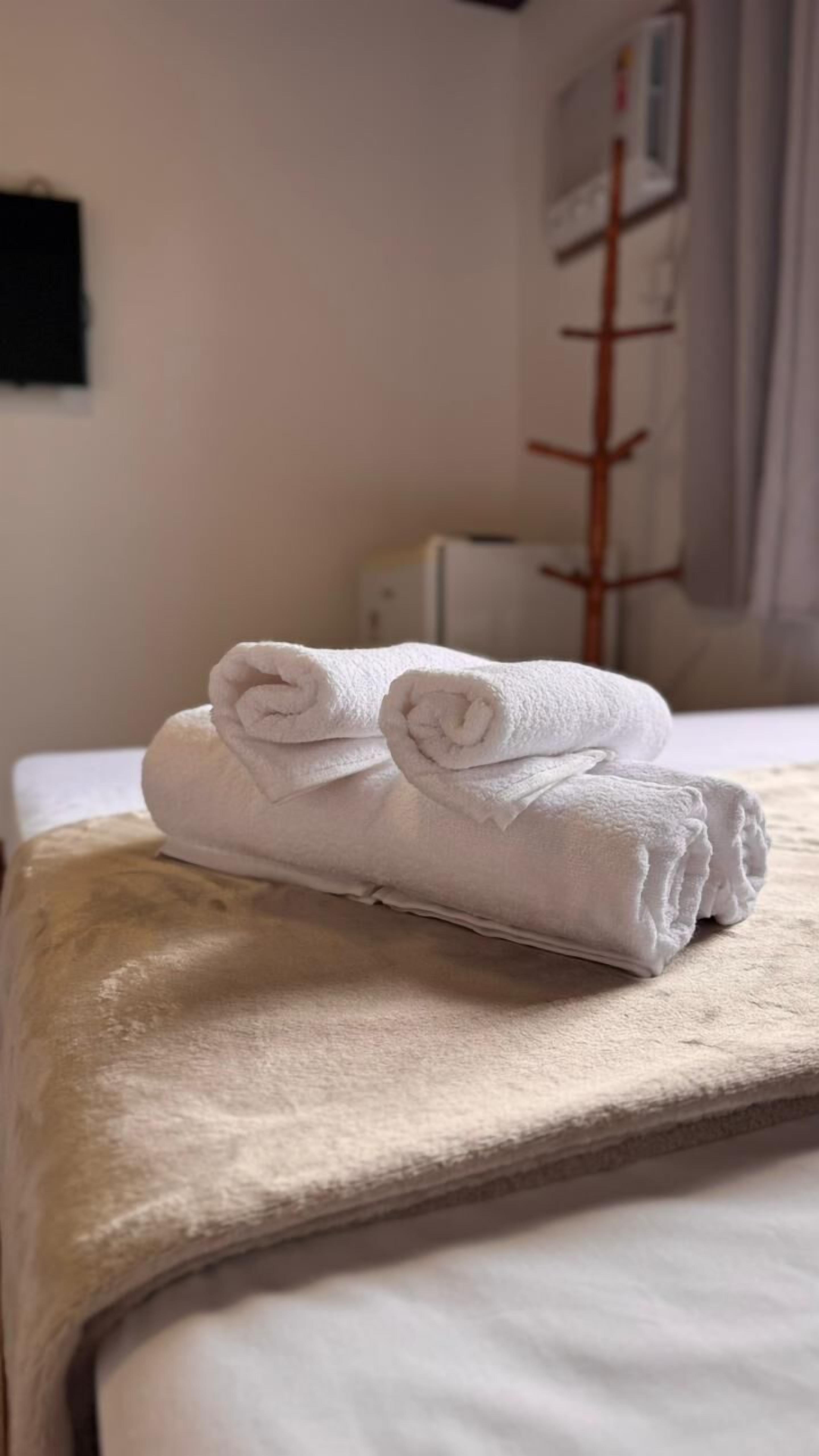 Quarto triplo básico | Cortinas blackout, Wi-Fi de cortesia