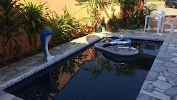Piscine extérieure, parasols de plage