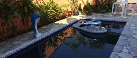 Piscina externa, funciona das 9h às 22h, guarda-sóis