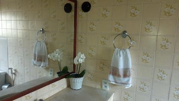 Ducha, artĂculos de tocador gratuitos, toallas, jabĂłn