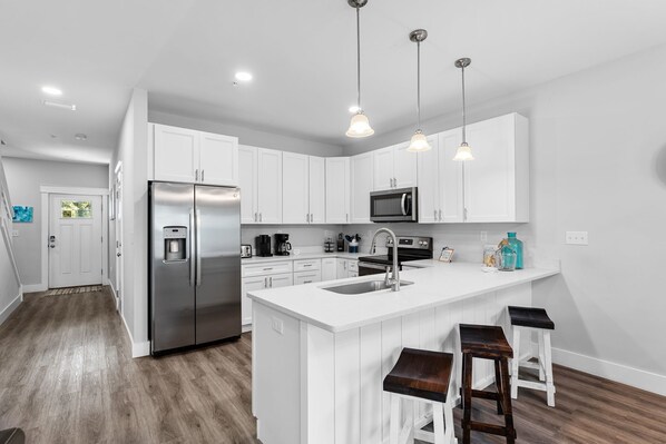 Kjøleskap, mikrobølgeovn, ovn og kokeplater