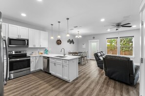 Kjøleskap, mikrobølgeovn, ovn og kokeplater