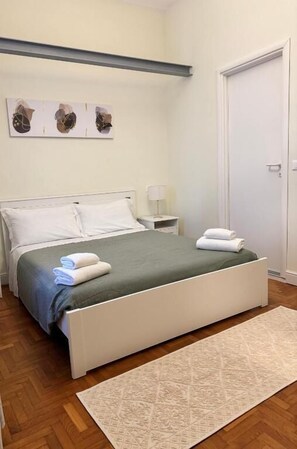 خزنة داخل الغرفة وتجهيزات عازلة للصوت وواي فاي مجانًا