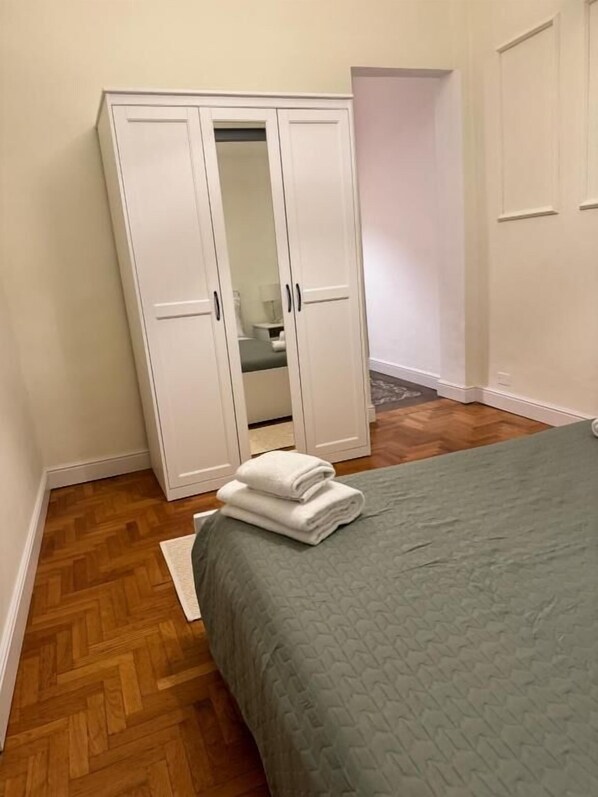 خزنة داخل الغرفة وتجهيزات عازلة للصوت وواي فاي مجانًا