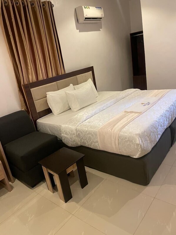 Deluxe Studio Suite | Desk, free WiFi