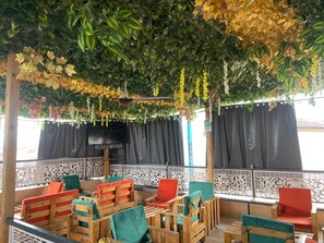 3 bars/lounges
