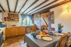 Fridge, microwave, oven, stovetop - Cotton Farm Estate - 4 Cottages, Sleeps 16 (Dumbleton)