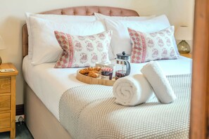 9 bedrooms, iron/ironing board, travel cot, WiFi - Cotton Farm Estate - 4 Cottages, Sleeps 16 (Dumbleton)