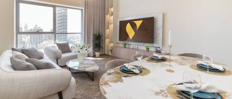 Căn hộ Cao cấp, ban công, quang cảnh thành phố | Khu phòng khách | Smart TV 65-inch có truyền hình vệ tinh