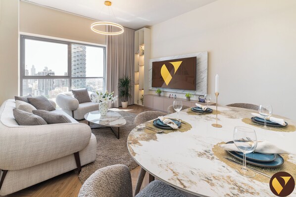 Lyxlägenhet - balkong - utsikt mot staden | Vardagsrum | 65-tums smart-tv med satellitkanaler