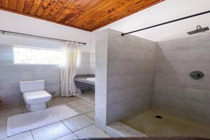 Toallas, jabón, papel de baño 