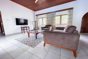 TV - La Brise Marine 3-bedroom lovely villa in Diani Beach with AC,  near the ocean (Kwale County)