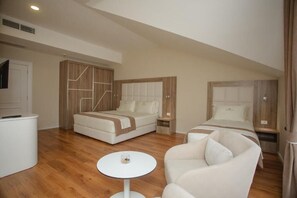 Zimmersafe, Schreibtisch, schallisolierte Zimmer, Bügeleisen/Bügelbrett