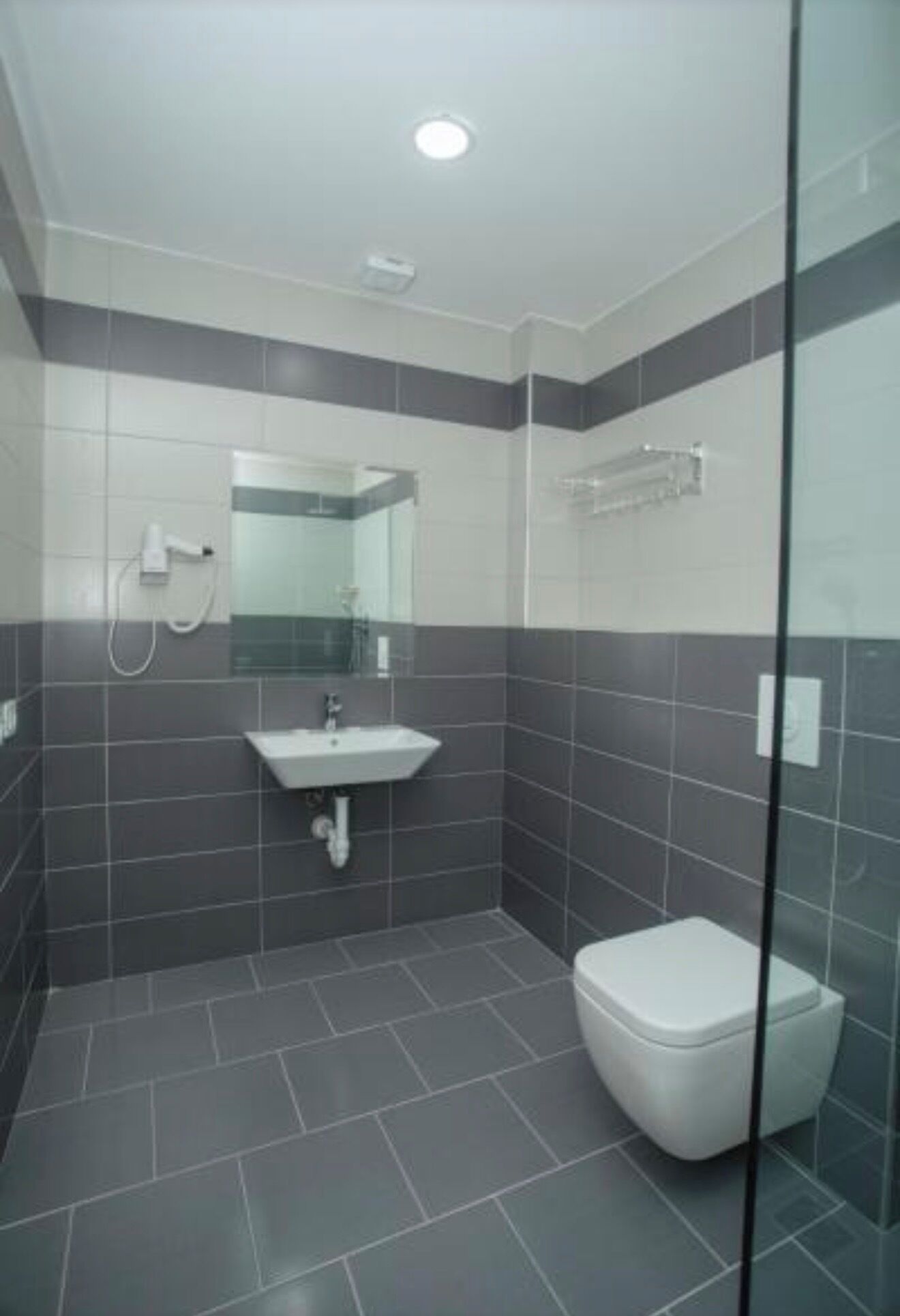 Douche, sèche-cheveux, chaussons, bidet