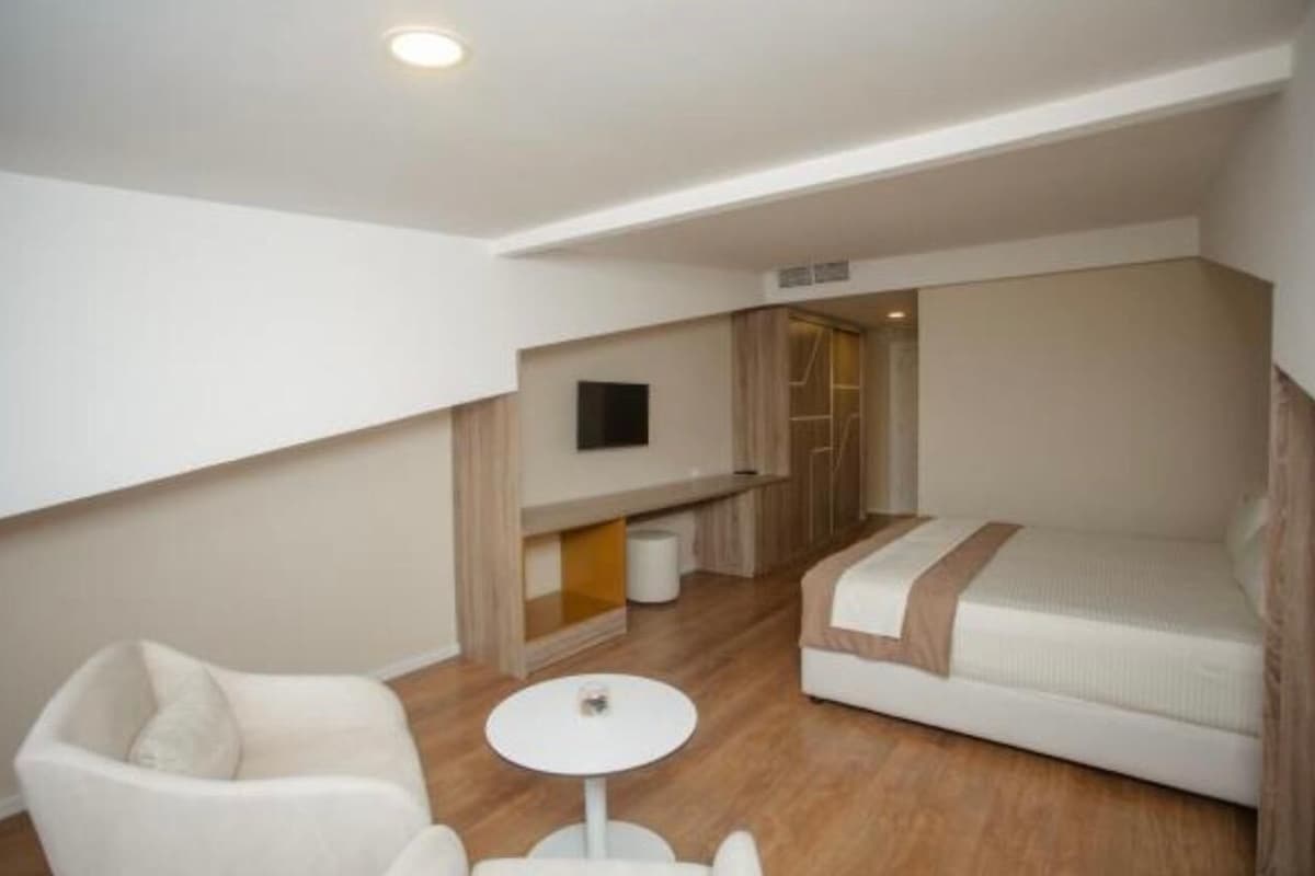 Deluxe Single Room, Private Bathroom