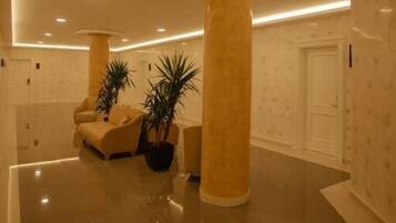 Cofres nos quartos, escrivaninha, quartos à prova de som