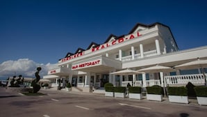 Un hotel con bar, ristorante e area piscina.