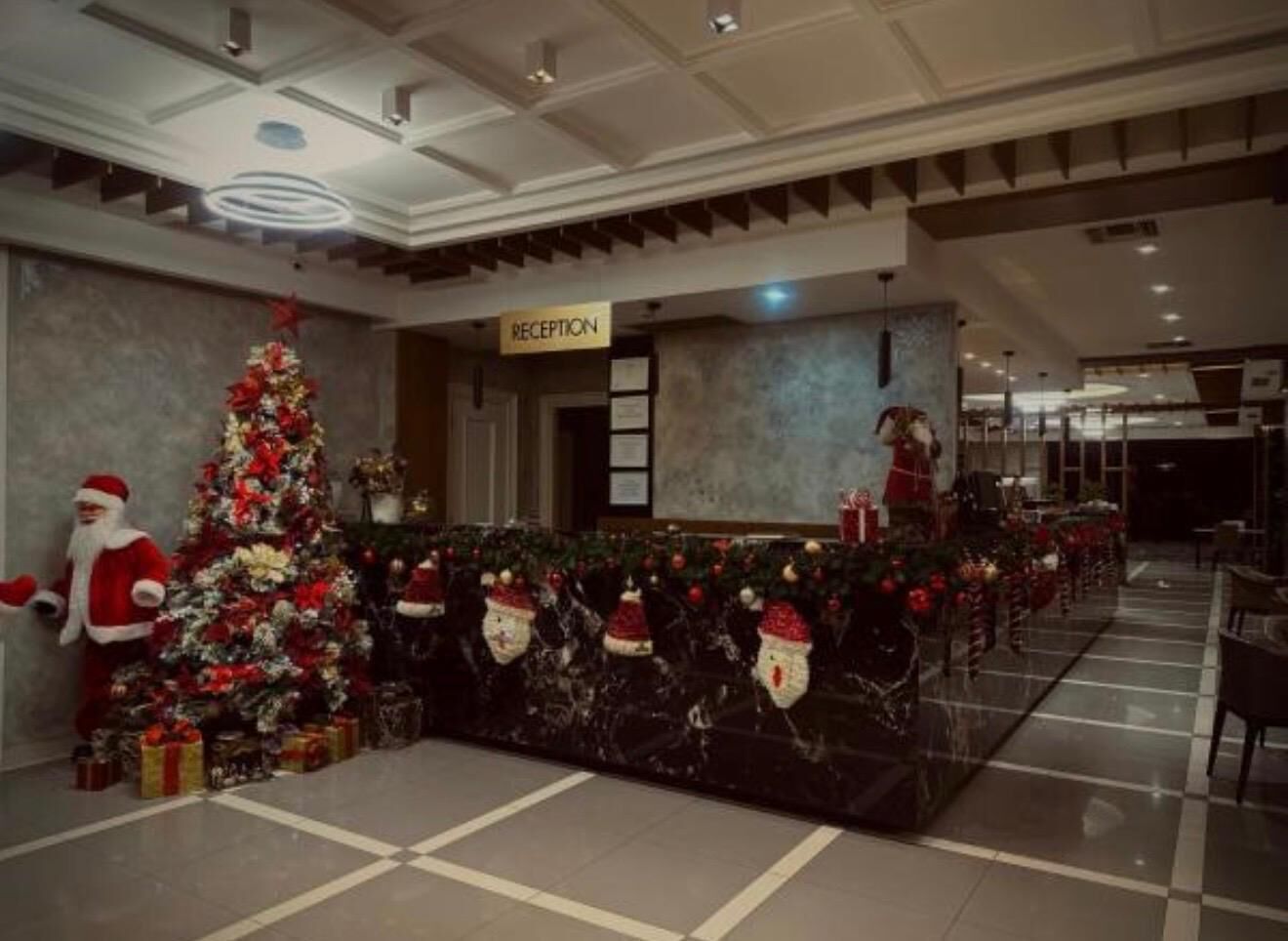 Et receptionområde med et juletræ og en julemandspynt.