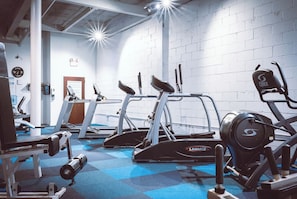 Fitness facility - Cozy mill loft w/ 2 king beds, gym & pool (Arcadia)