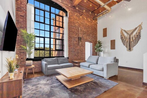 NEW! Cozy mill loft w/ 2 king beds, gym & pool