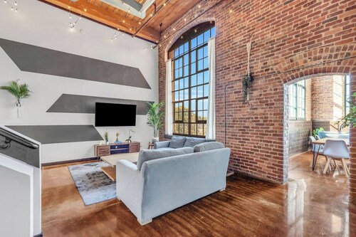 Cozy mill loft w/ 2 king beds, gym & pool